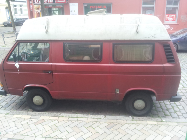 VW Bus auf Parkplatz (2016)